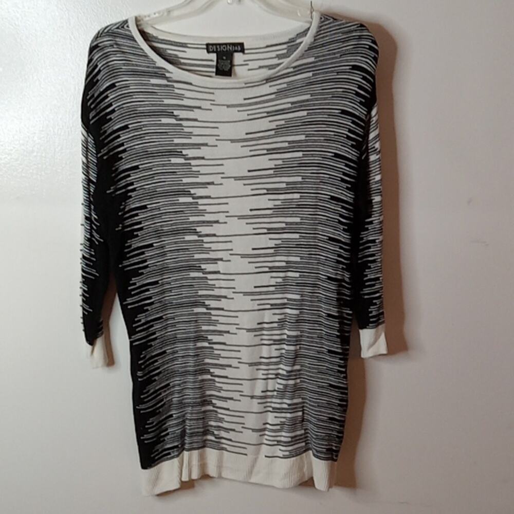 Design 365 women's size Medium knitted tunic.